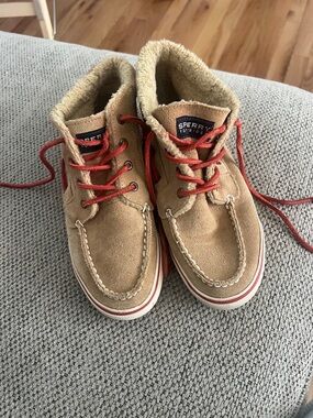 Sperry Women’s Tan Suede Shearling-Trim Boat Boots with Red Laces